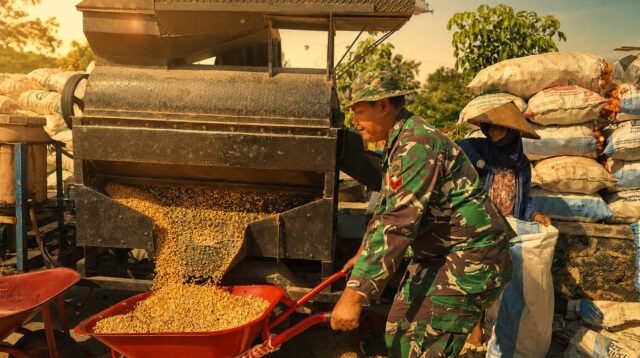 Satgas TMMD Kodim Pati Turun Langsung Dukung Ketahanan Pangan, Bantu Penggilingan Jagung Warga di Desa Godo