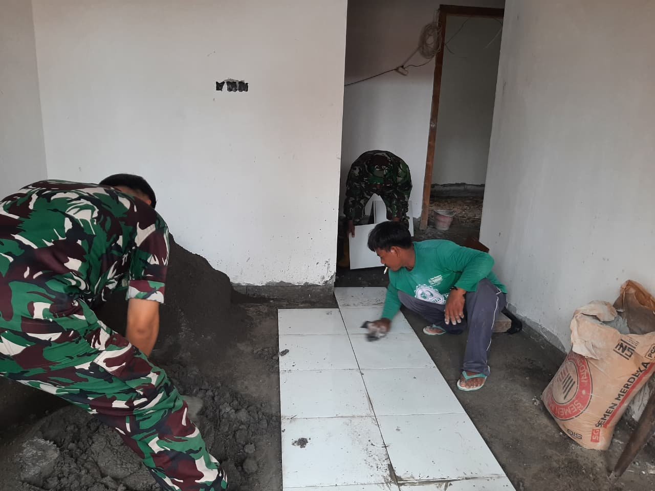 RTLH Milik Bapak Syahroni Masuki Tahap Pemasangan Keramik oleh Satgas TMMD 128