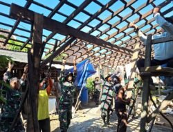 Gotong Royong Naikkan Empyak, Pembangunan Rumah Ibu Sarmini Capai 85 Persen