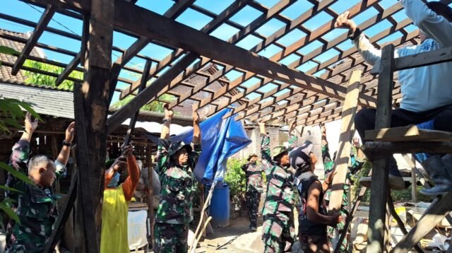 Gotong Royong Naikkan Empyak, Pembangunan Rumah Ibu Sarmini Capai 85 Persen