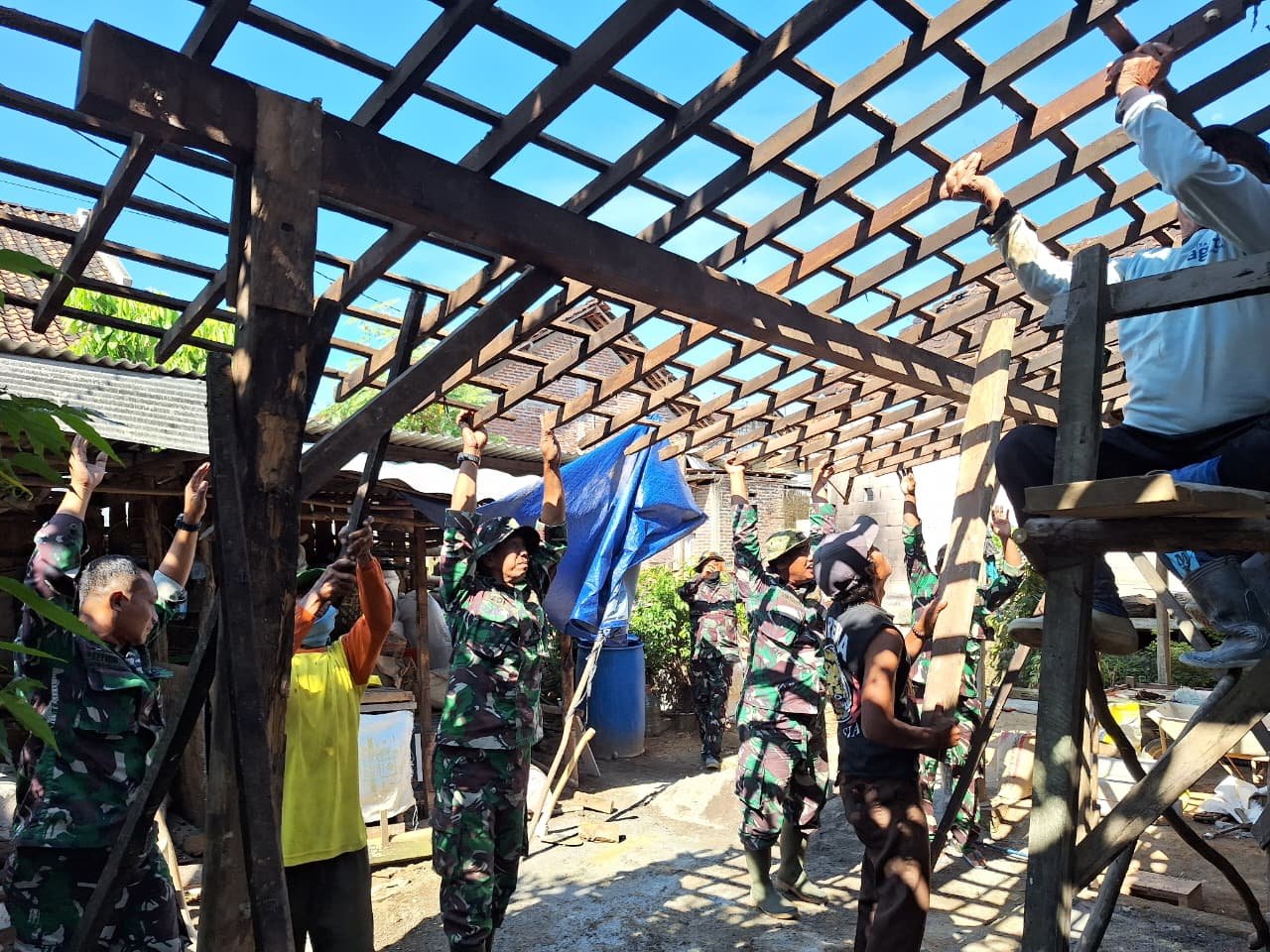 Gotong Royong Naikkan Empyak, Pembangunan Rumah Ibu Sarmini Capai 85 Persen