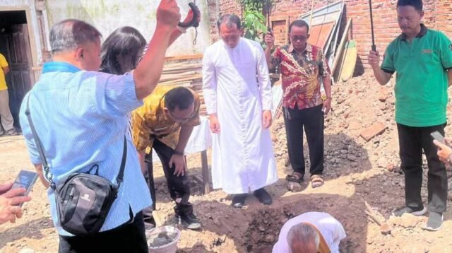 Peletakan Batu Pertama Dimulainya Pembangunan Pastoran Gereja Katolik Bondowoso