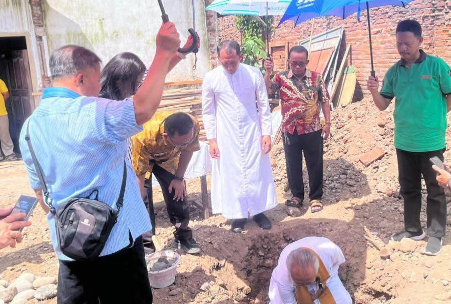 Peletakan Batu Pertama Dimulainya Pembangunan Pastoran Gereja Katolik Bondowoso