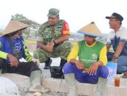 Humanis dan Penuh Keakraban, Dansatgas TMMD Ngobrol Santai Bersama Warga
