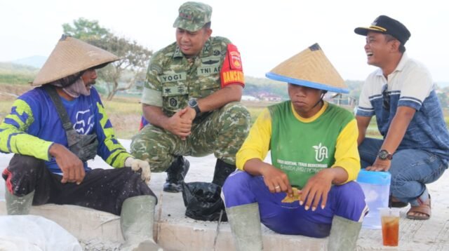 Humanis dan Penuh Keakraban, Dansatgas TMMD Ngobrol Santai Bersama Warga