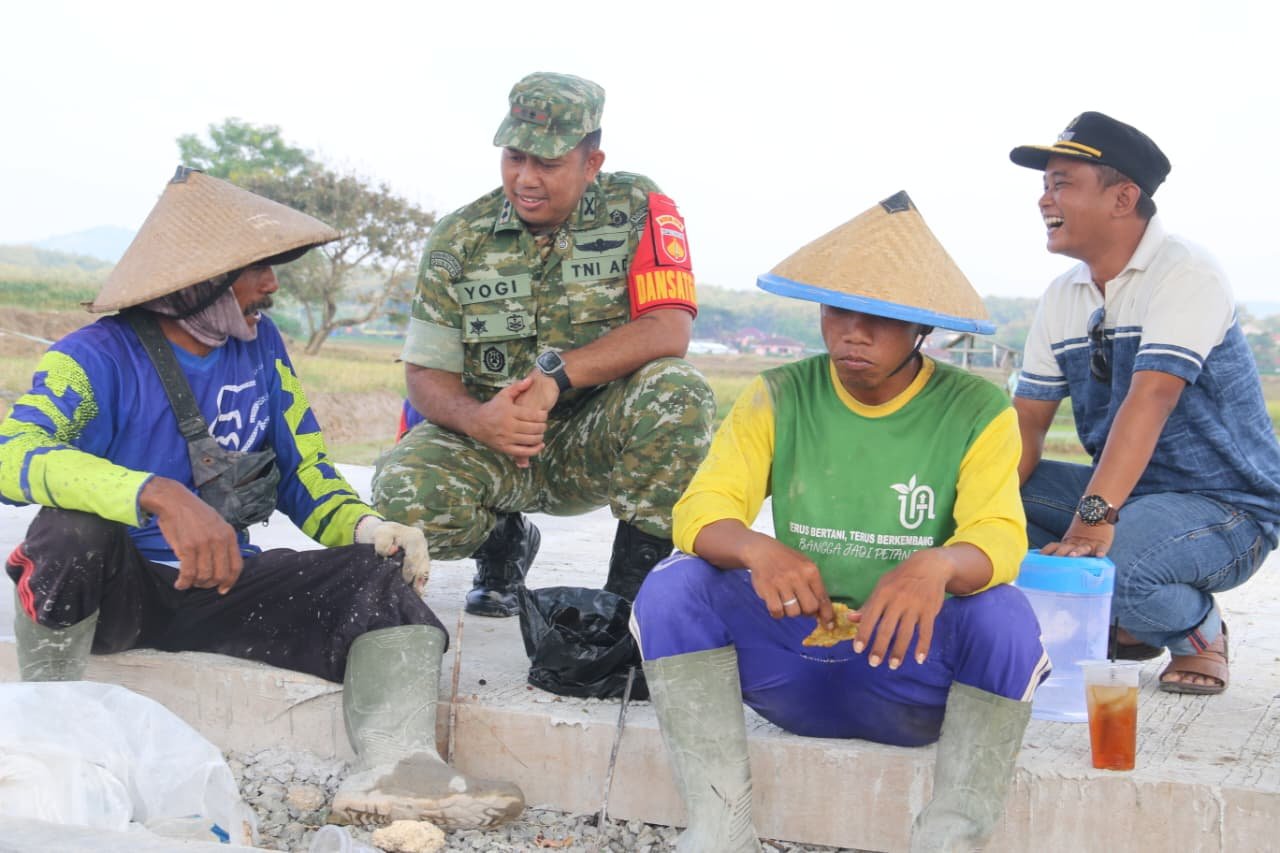 Humanis dan Penuh Keakraban, Dansatgas TMMD Ngobrol Santai Bersama Warga