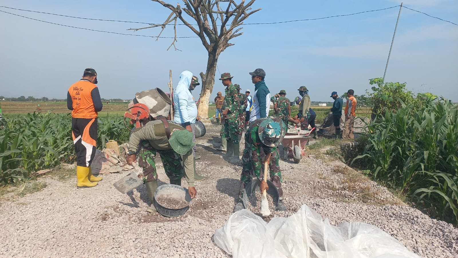Dari Hamparan Sawah Desa Godo, Semangat Kebersamaan Mengiringi Betonisasi Jalan