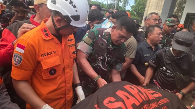 Pangdam XV/Pattimura Terjun Langsung Bantu Korban Erupsi Gunung Dukono