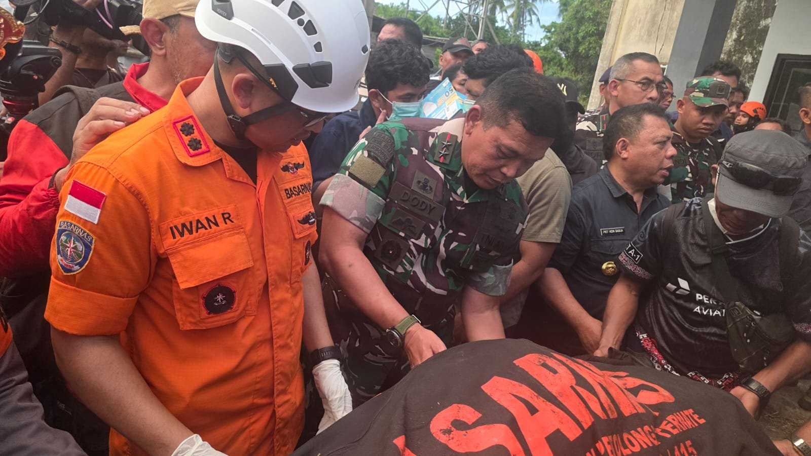 Pangdam XV/Pattimura Terjun Langsung Bantu Korban Erupsi Gunung Dukono
