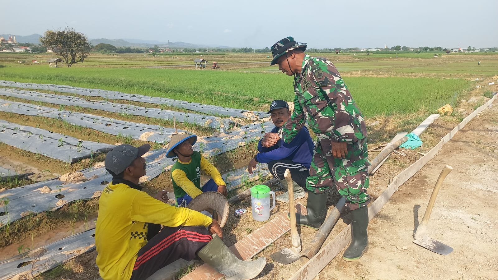Komsos di Tengah Pengecoran, Serka Iskandar Dengarkan Harapan Petani Desa Godo
