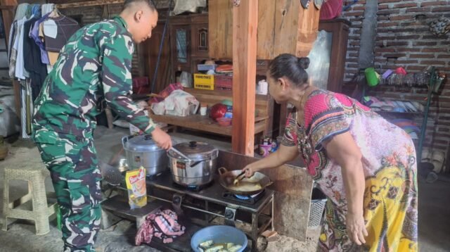 Kehangatan Satgas TMMD Kodim Pati Bersama Keluarga Asuh di Desa Godo
