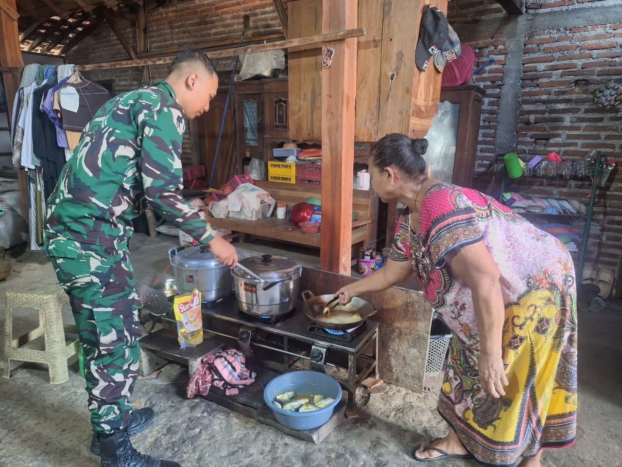 Kehangatan Satgas TMMD Kodim Pati Bersama Keluarga Asuh di Desa Godo