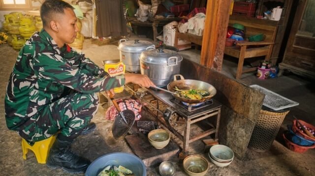 Tinggalkan Zona Nyaman, Prajurit TMMD Belajar Arti Kehidupan dari Rumah Warga Desa Godo