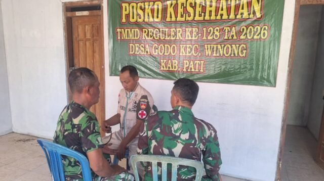 Tim Kesehatan TMMD Reguler ke-128 Kodim Pati Siaga Layani Satgas dan Warga Desa Godo