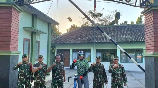 Gowes Pagi Dansatgas TMMD, Susuri Koramil Hingga Tinjau Pembangunan Tugu Prasasti Desa Godo