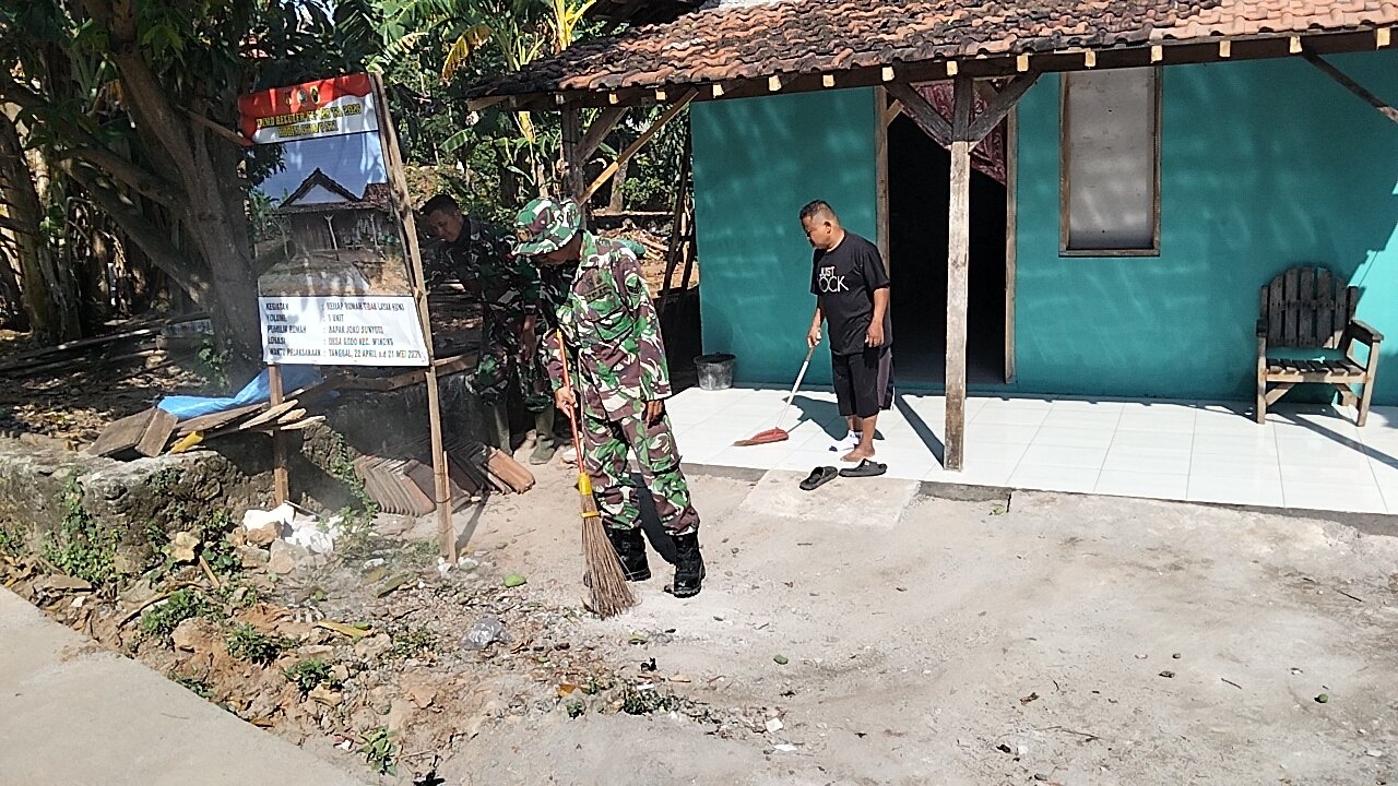Satgas TMMD Reguler 128 Bantu Bersihkan Rumah Bapak Joko yang Masuki Tahap Finishing
