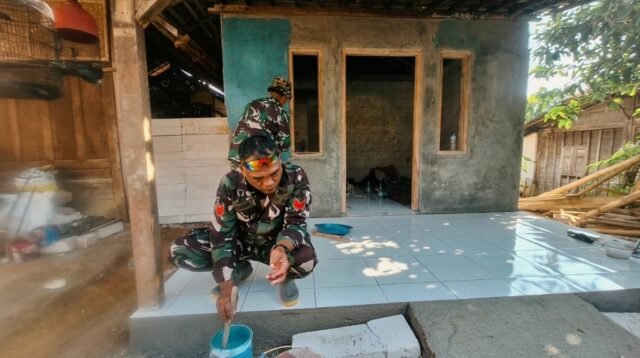 Kuas Harapan di Rumah Ibu Sarmini: Satgas TMMD Pati Mulai Cat RTLH Desa Godo