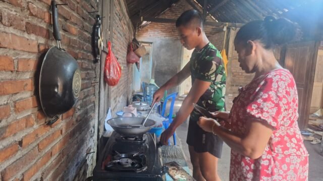 Lepas Loreng, Pegang Ulekan: Potret Prada Farid Bantu Masak di Rumah Warga Desa Godo