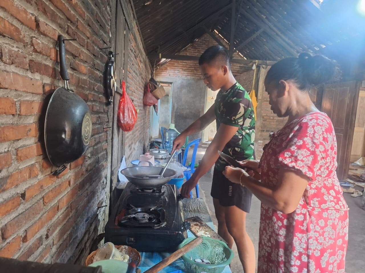 Lepas Loreng, Pegang Ulekan: Potret Prada Farid Bantu Masak di Rumah Warga Desa Godo