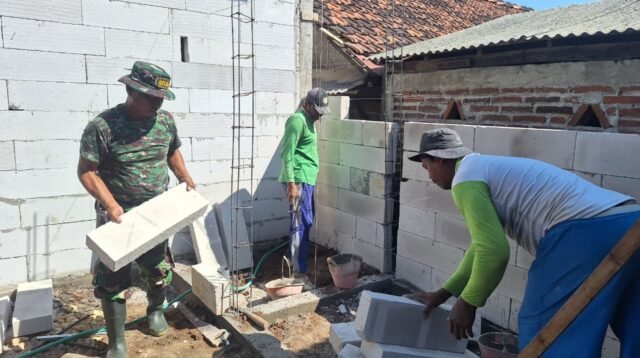 Anggota Satgas TMMD Fokus Tuntaskan MCK, Tahap Pemasangan Dinding