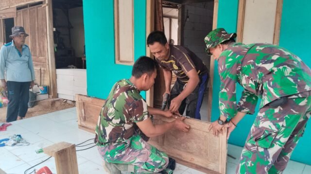 Pasang Pintu Tuntas, RTLH Ibu Sarmini di Godo Rampung 100 Persen Dikerjakan Satgas TMMD Pati