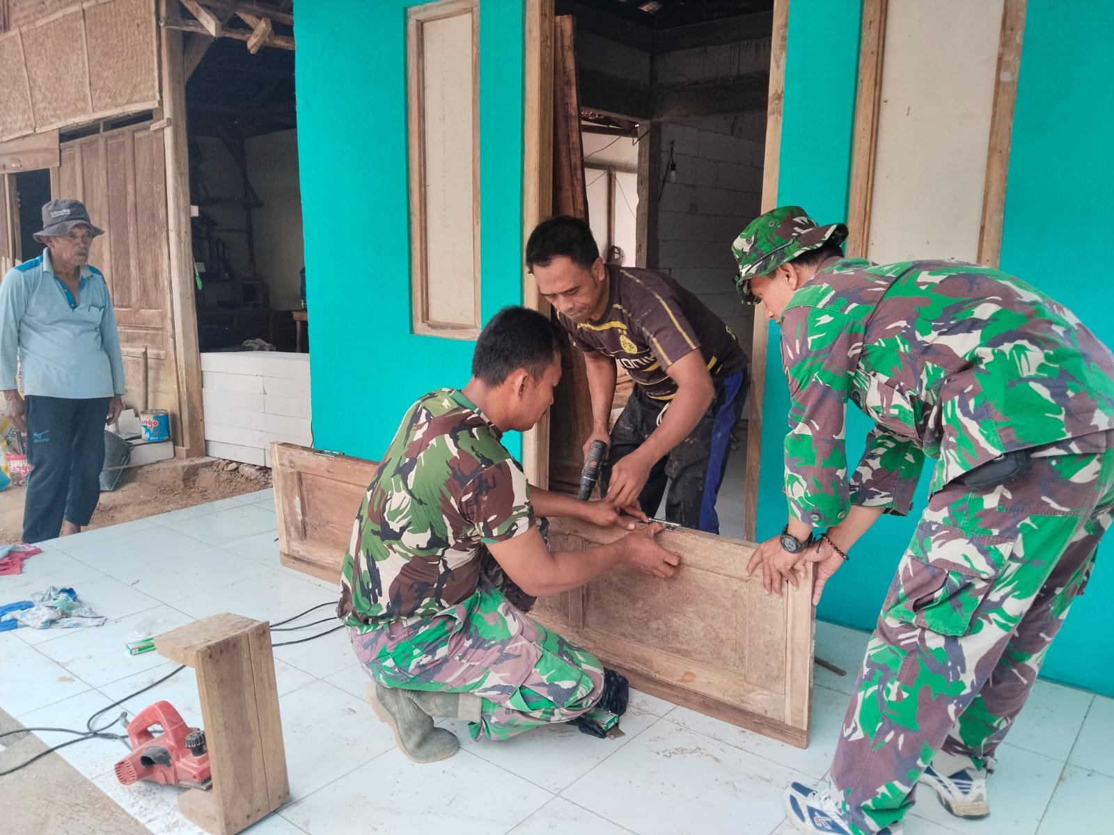 Pasang Pintu Tuntas, RTLH Ibu Sarmini di Godo Rampung 100 Persen Dikerjakan Satgas TMMD Pati