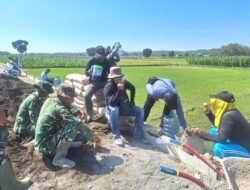 WhatsApp Image 2026-05-15 at 08.22.49 Lepas Lelah Cor Jalan, Satgas TMMD 128 dan Warga Godo Ngopi Bareng di Tepi Sawah