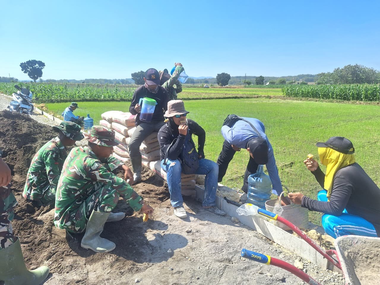 Lepas Lelah Cor Jalan, Satgas TMMD 128 dan Warga Godo Ngopi Bareng di Tepi Sawah