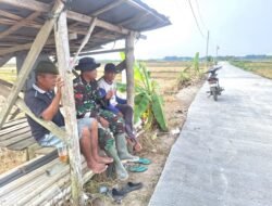 Ngobrol di Tepi Sawah, Praka Septiawan Serap Aspirasi Petani Godo di Lokasi Cor Jalan TMMD