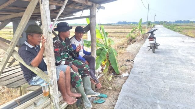 Ngobrol di Tepi Sawah, Praka Septiawan Serap Aspirasi Petani Godo di Lokasi Cor Jalan TMMD