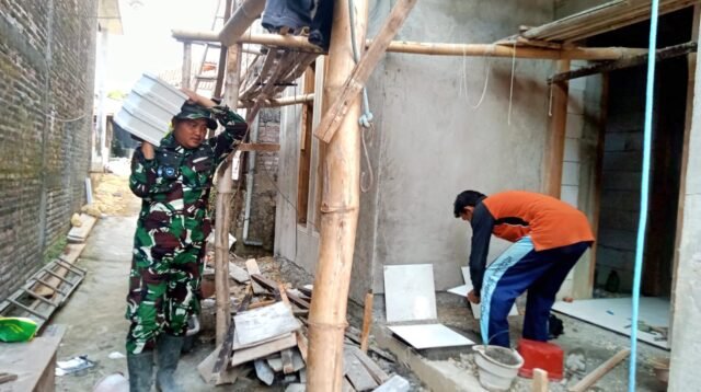 Kejar Penutupan, Satgas TMMD 128 Kodim Pati Kebut Finishing RTLH Milik Syahroni di Godo