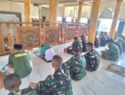 Tinggalkan Cangkul Sejenak, Satgas TMMD 128 Pati Sholat Jumat Bareng Warga di Masjid Baitussalam Godo