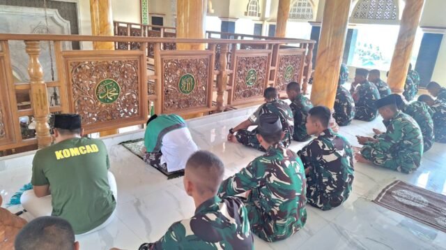 Tinggalkan Cangkul Sejenak, Satgas TMMD 128 Pati Sholat Jumat Bareng Warga di Masjid Baitussalam Godo