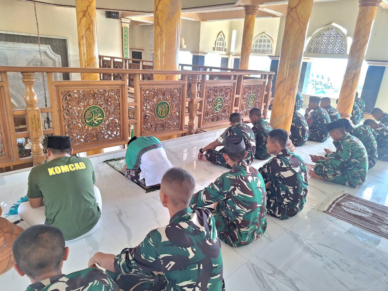 Tinggalkan Cangkul Sejenak, Satgas TMMD 128 Pati Sholat Jumat Bareng Warga di Masjid Baitussalam Godo