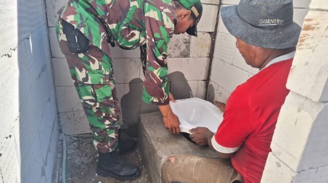 Kejar Target Penutupan, Satgas TMMD 128 Pati Percepat Pemasangan Kloset MCK di Rumah Bapak Adrian Godo