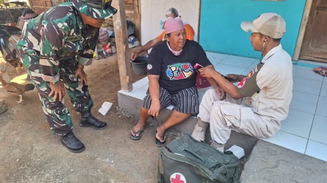 Bukan Cuma Bangun Rumah, Tim Kesehatan TMMD 128 Pati Juga Cek Darah Tinggi Ibu Sarmini di Godo