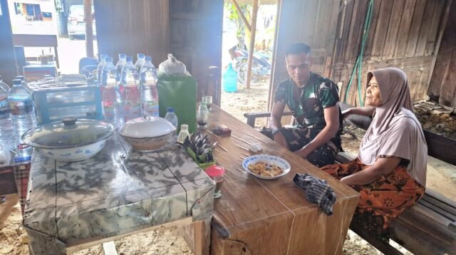 Di Sela Istirahat, Satgas TMMD 128 Ngobrol Santai di Warung Ibu Maryati