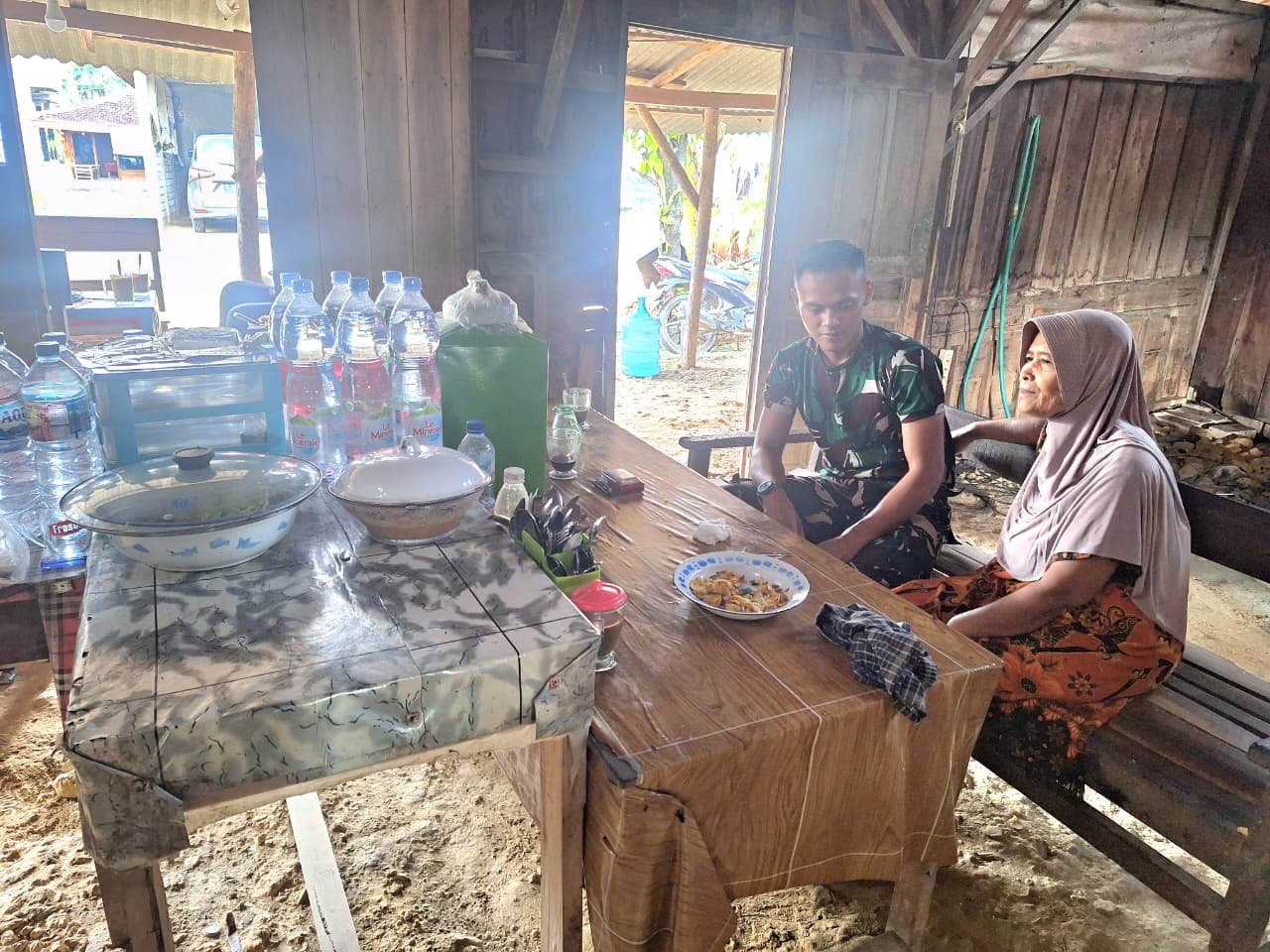 Di Sela Istirahat, Satgas TMMD 128 Ngobrol Santai di Warung Ibu Maryati
