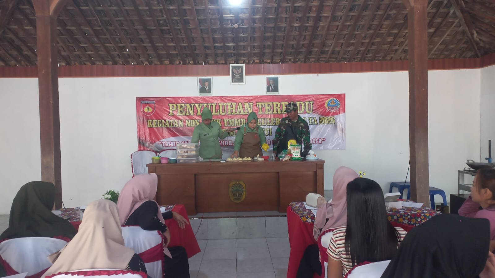 Pelatihan Pembuatan Donat TMMD 128 Dorong Kreativitas dan UMKM Ibu-Ibu Desa Godo