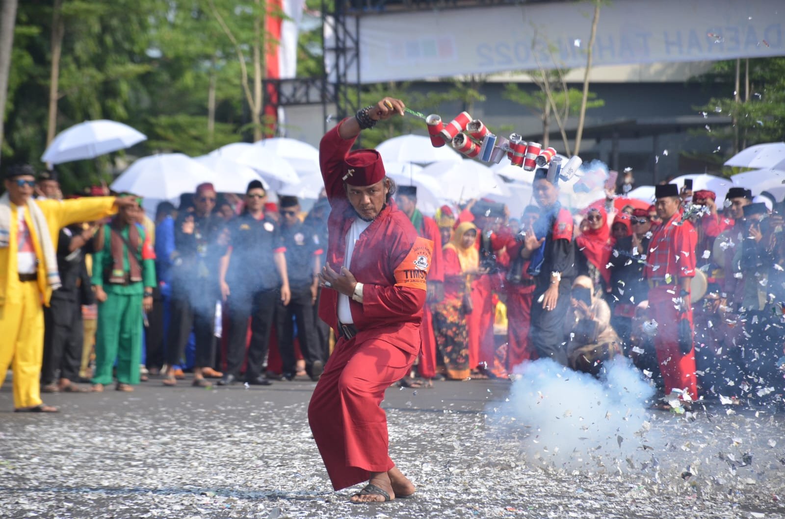 Manusia Petasan Tradisi Betawi