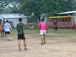 Hangatnya Kebersamaan di Sisa Waktu 3 Hari Satgas TMMD 128 Bersama Anak-Anak Desa Godo,Bermain Sepak Bola