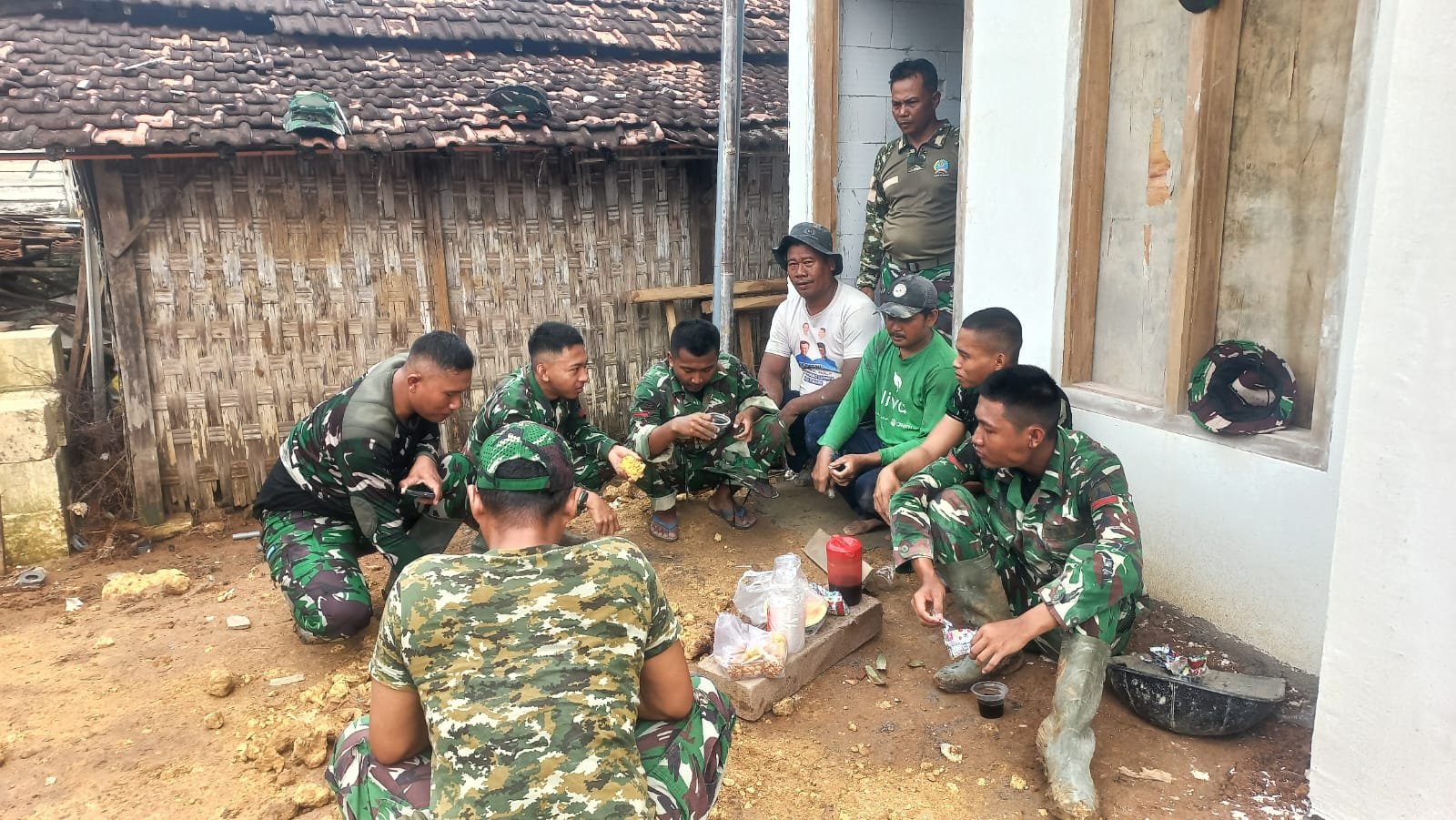 Hangatnya Kebersamaan Satgas TMMD dan Warga di Rumah Program RTLH
