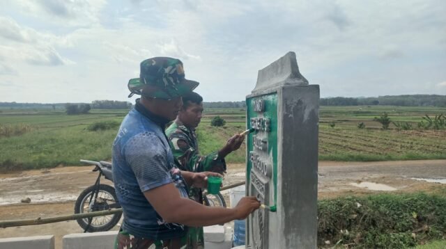 Pengecatan Tugu Prasasti TMMD Reguler ke-128 Kodim Pati Jadi Penanda Semangat Pengabdian