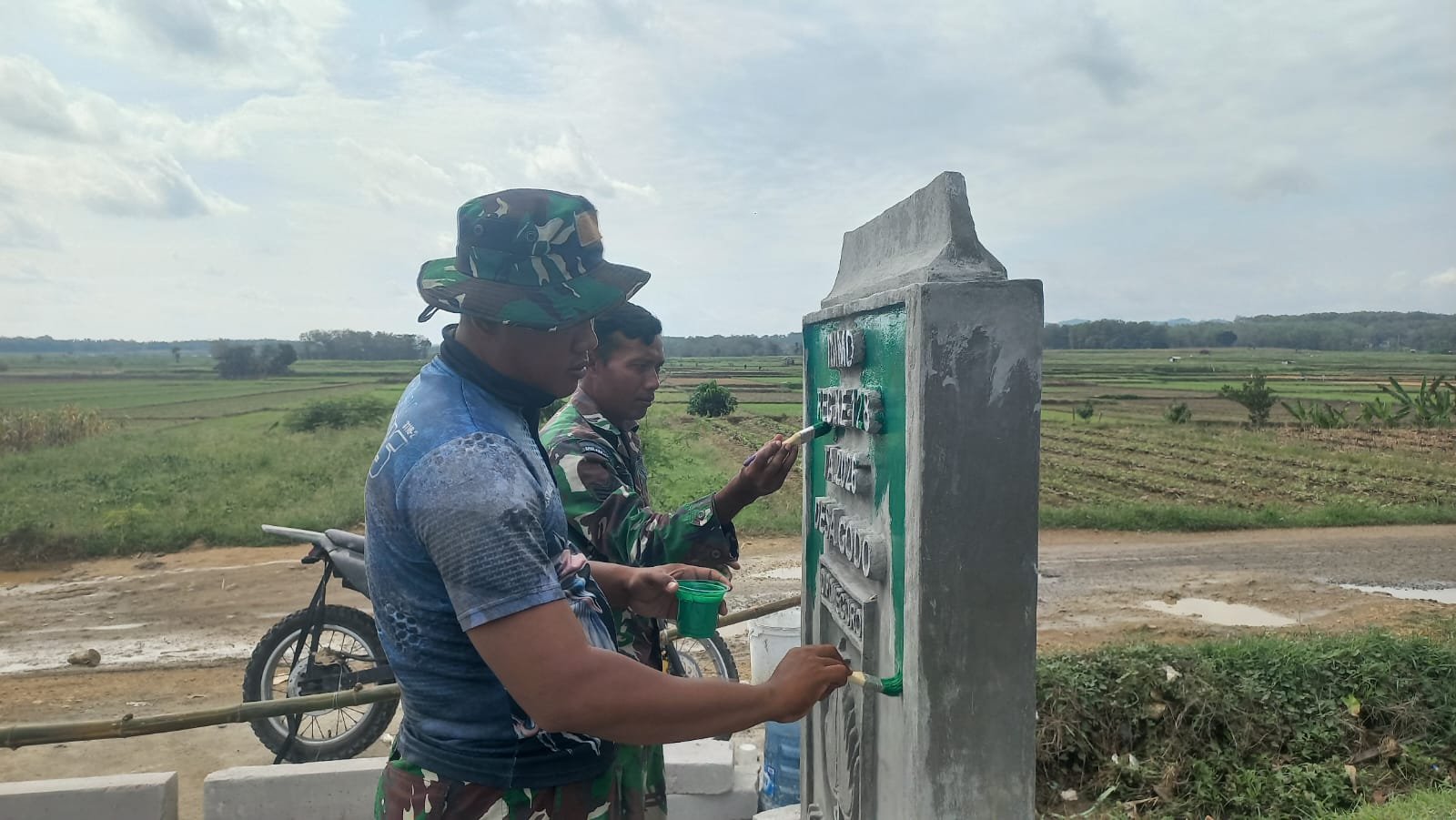 Pengecatan Tugu Prasasti TMMD Reguler ke-128 Kodim Pati Jadi Penanda Semangat Pengabdian