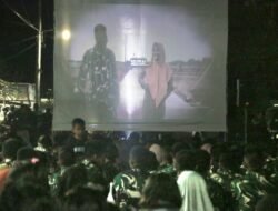 Lewat Nobar, Satgas TMMD dan Warga Desa Godo Bangun Kedekatan