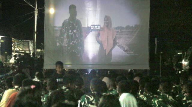 Lewat Nobar, Satgas TMMD dan Warga Desa Godo Bangun Kedekatan
