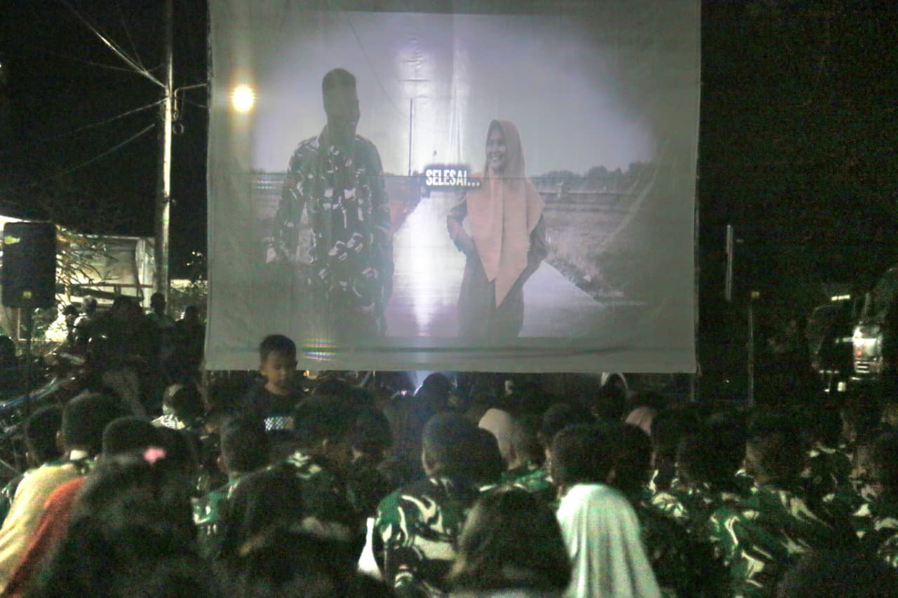 Lewat Nobar, Satgas TMMD dan Warga Desa Godo Bangun Kedekatan