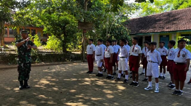 Danton SSK TMMD Reguler ke-128 Kodim Pati Latih PBB Siswa SDN Godo 01