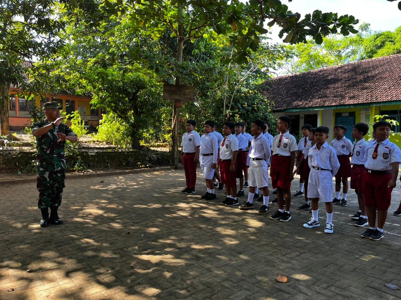 Danton SSK TMMD Reguler ke-128 Kodim Pati Latih PBB Siswa SDN Godo 01