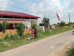 Persiapan Penutupan TMMD Reguler ke-128, Sertu Nursanto Pasang Umbul-Umbul di Lokasi Kegiatan